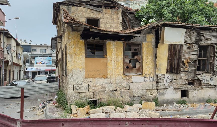 Yıkılan eski Mersin evi sosyal yaşamı etkiliyor