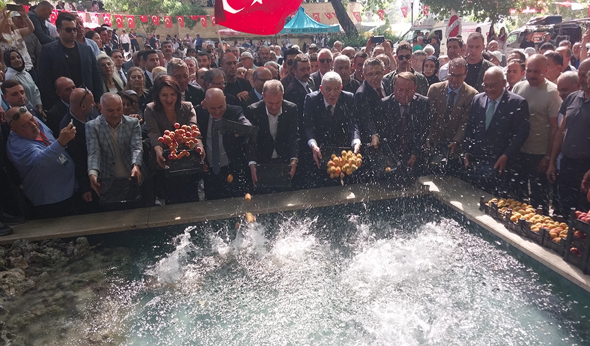 Mut’ta 64. Karacaoğlan ve Kayısı Festivali coşkuyla başladı