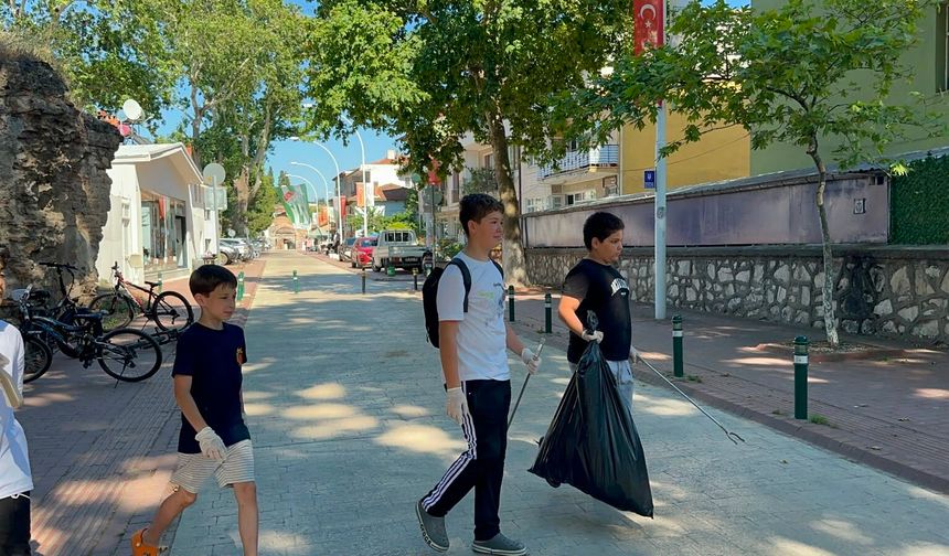12 arkadaş, bisikletleriyle sokak sokak dolaşıp çöp topladı