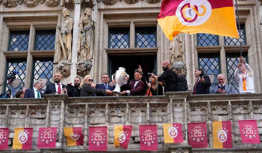 Galatasaray taraftarı Avrupa’da şampiyonluğu kutladı