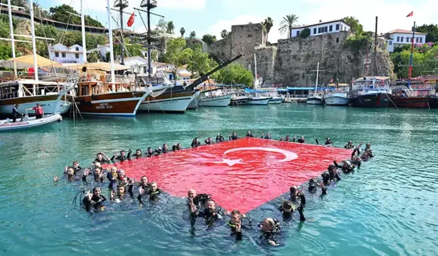 Antalya Yat Limanı’nda çevre için dalış etkinliği