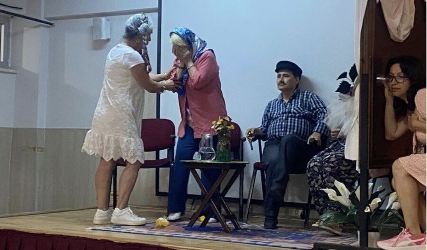 İngilizce tiyatro büyük beğeni topladı