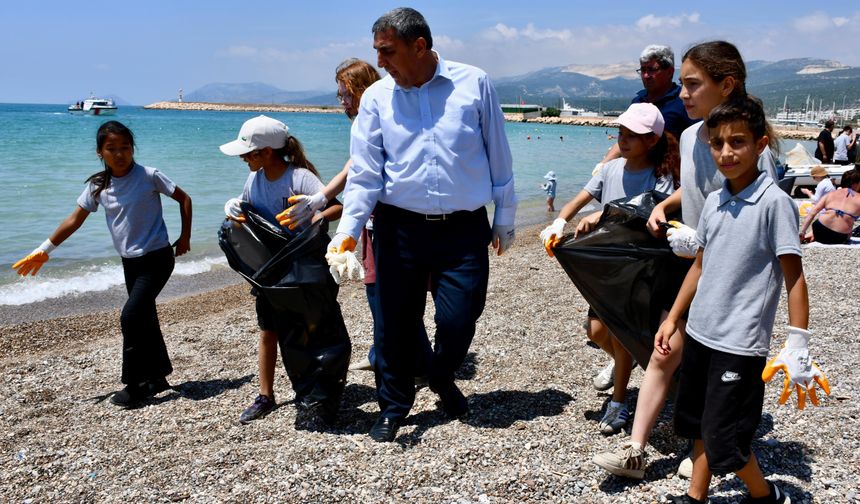 Taşucu sahilinde çevre için ortak temizlik etkinliği