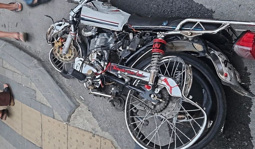 Kafa kafaya çarpışan motosikletli ağır yaralandı