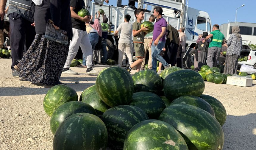 Mersin'de 30 ton karpuz ücretsiz dağıtıldı