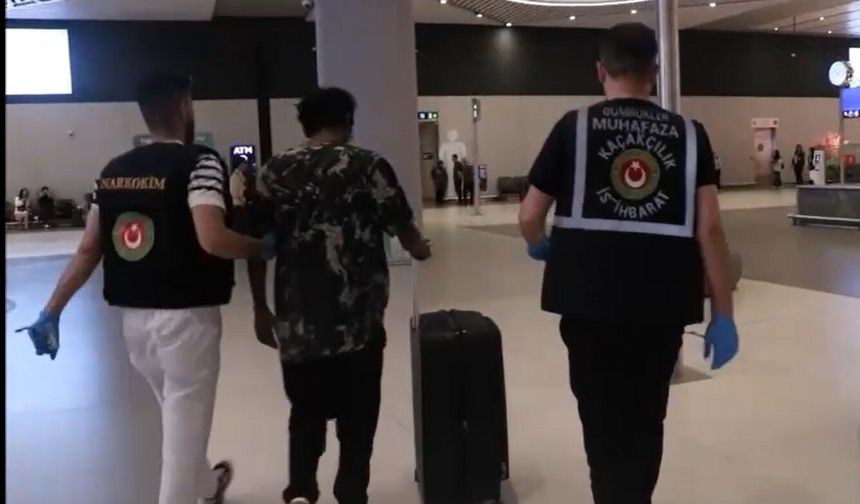 Havalimanı'nda 22 kilogram yasaklı maddeyle yakalandı