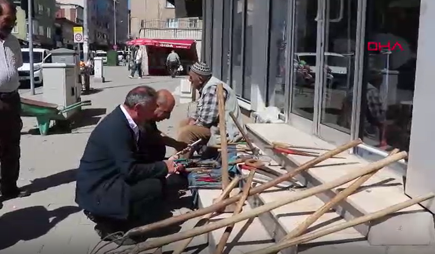 Yıllarca kullandığı aletlerini kaldırımda satışa çıkardı