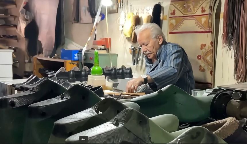 Mesleğinde 63 yıldır ayakkabı tamir edip, üretiyor