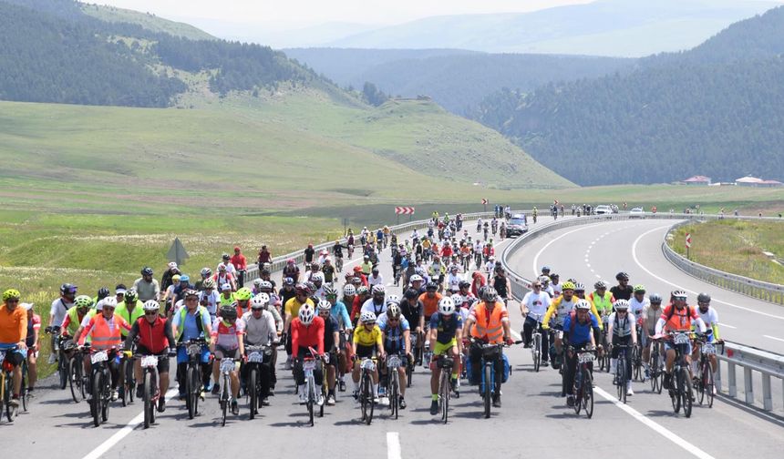 Ardahan'da Bisiklet Festivali’nde bin kişi pedal çevirdi