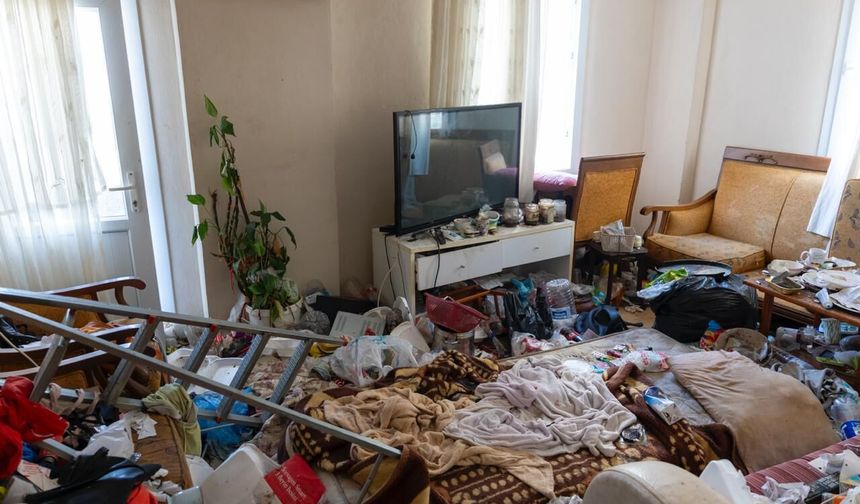 Kapı açıldı, 5 kamyon çöp çıktı