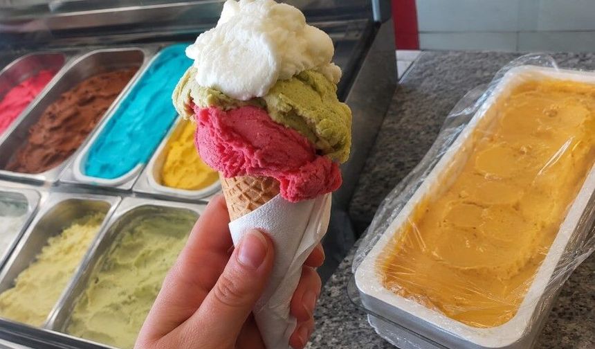 Mersin'in kavurucu sıcağında dondurmaya yoğun ilgi