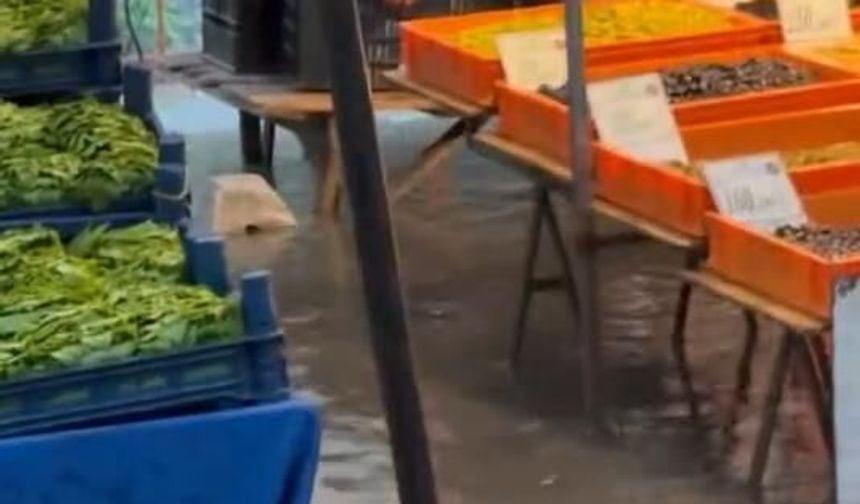 O ilde sağnak yağış caddeleri göle çevirdi