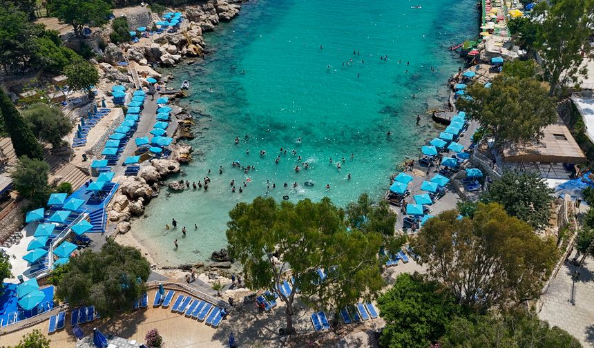 Mersin'in mavi bayraklı plajları yazın gözdesi olmayı sürdürüyor