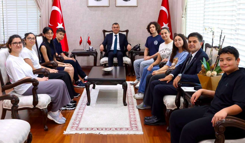 Vali Toros, YKS ve LGS'de dereceye giren öğrencileri ağırladı