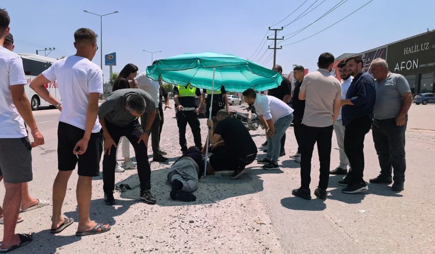 Yaralıyı, ambulans gelene kadar plaj şemsiyesiyle korudular