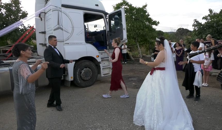 Mesleğini düğününe taşıdı: Gelinini süslediği TIR'la aldı