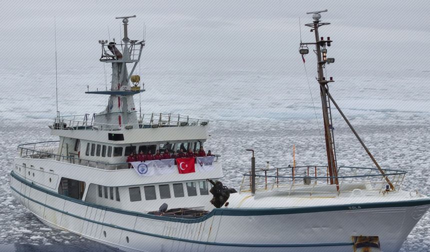 Türk bilim insanları, kuzey kutbundaki deniz buzu hattına ulaştı