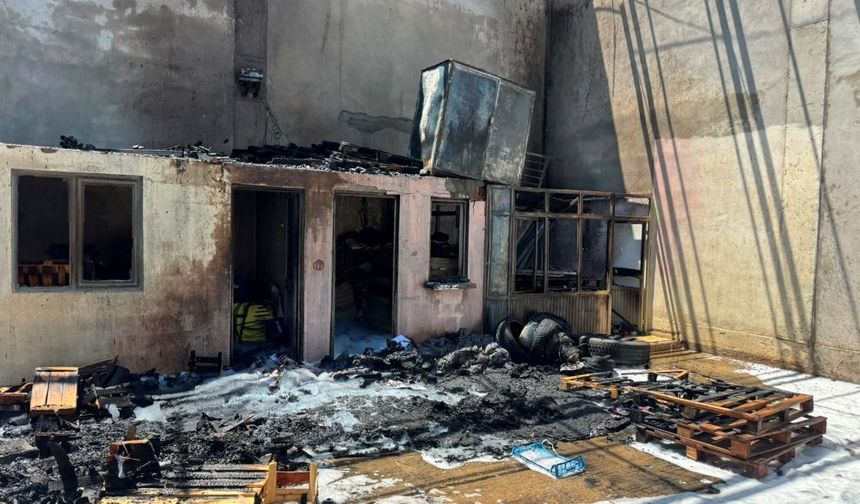 Hal Kompleksi'nde depoda çıkan yangın söndürüldü