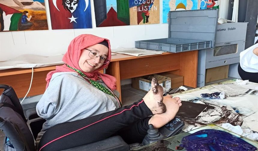 Ayaklarıyla resim yapıp öğretmen oldu