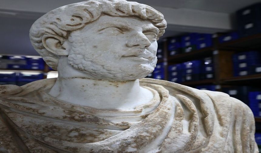 Hadrianus heykeli yeniden ayağa kaldırıldı
