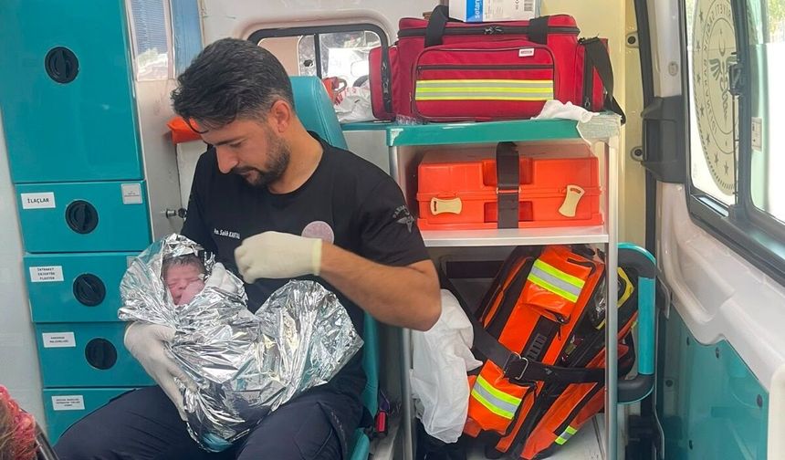 Yedinci çocuğunu ambulansta doğurdu