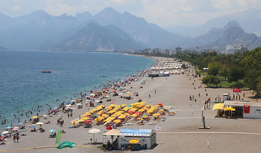 Antalya'da hissedilen sıcaklık 40 dereceyi gördü