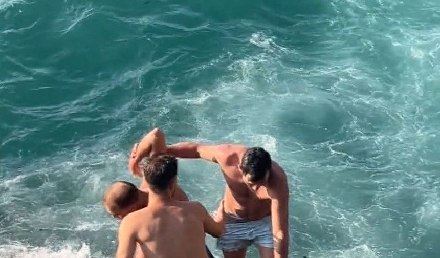 Arnavutköy’de boğulma tehlikesi geçiren kişiyi arkadaşları son anda kurtardı