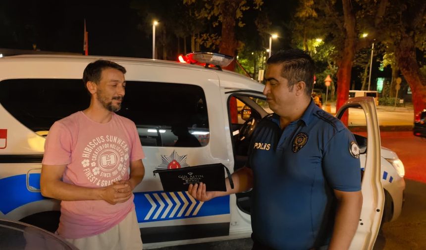 Aracın üzerindeki çantada 30 bin TL buldu polise teslim etti