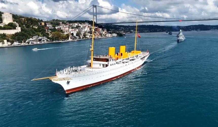 15 gemi Boğaz'dan Zafer Bayramı için geçti