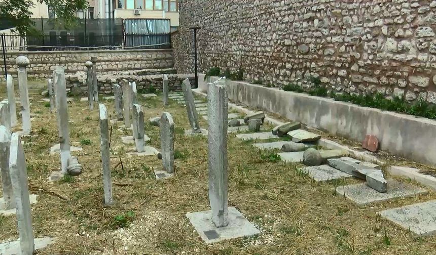 Tarihi Haydarhane Camii'nin haziresindeki mezar taşlarına zarar veren şüpheli kaçtı