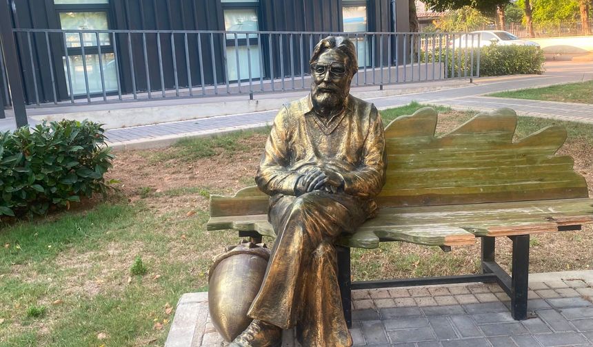 Mersin’de Hayrettin Karaca heykeli dikkat çekiyor
