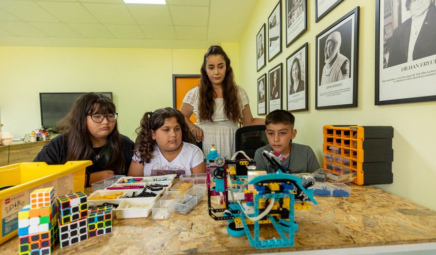 Minik mucitler ‘rubik küp çözen robot’ tasarladı