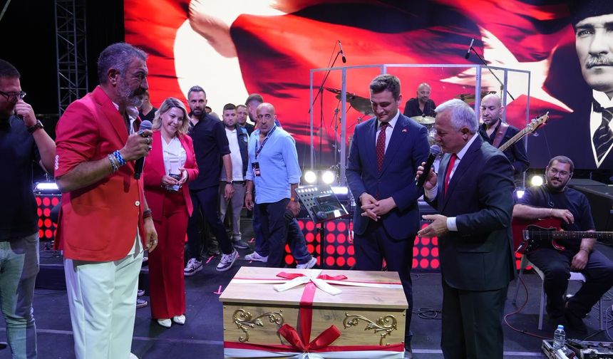 Müzmin bekar Hakan Altun’a sahnede çeyiz sandığı