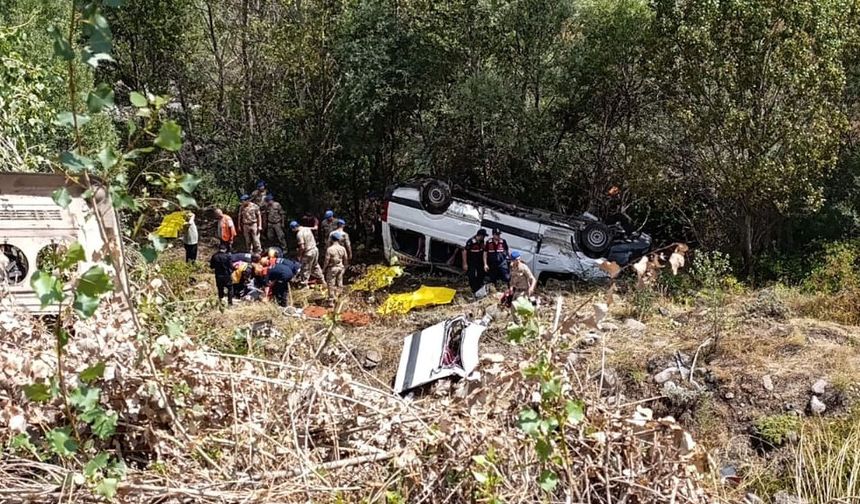 Sivas'ta yolcu minibüsü uçuruma devrildi: 4 ölü, 10 yaralı