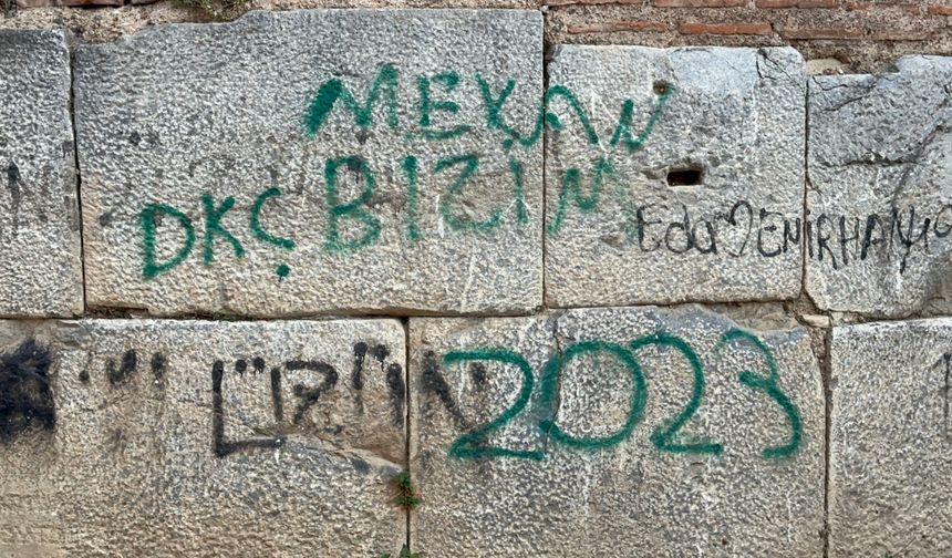 UNESCO listesindeki İznik’in tarihi surları sprey boyayla kirletildi