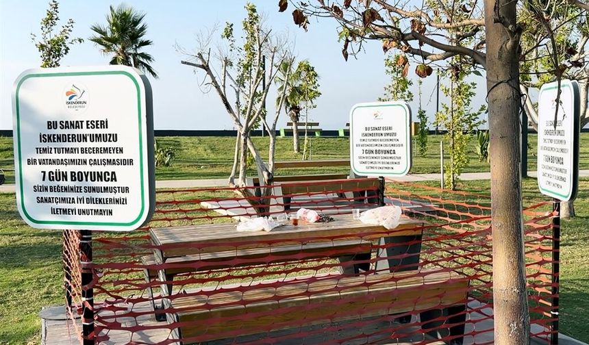 İskenderun sahilinde kirli bırakılan ahşap oturma grubu sergileniyor