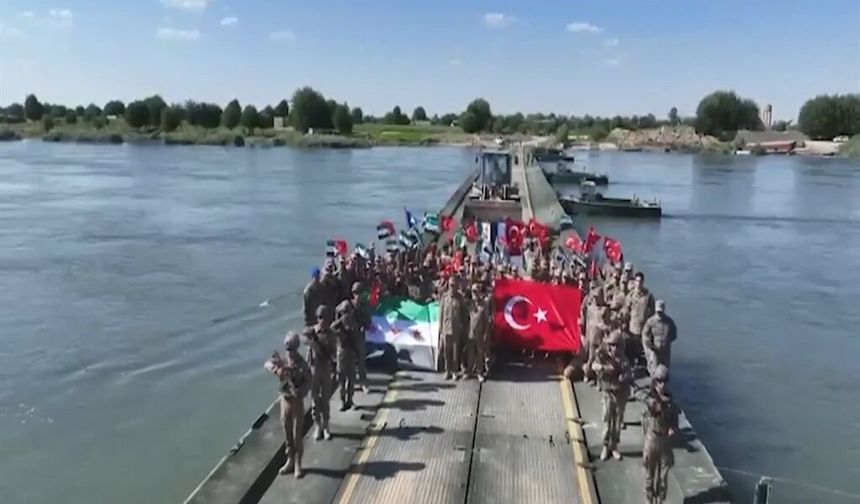 Fırat Nehri üzerinde ulaşım için yüzer köprü kuruldu