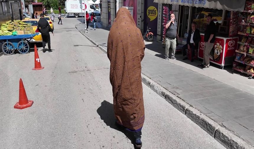 Dilenci ihbarına giden zabıta, karşılarında tiyatrocuyu buldu