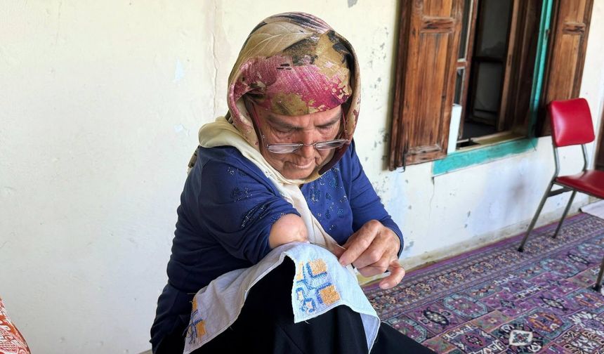 Tek koluyla iğne oyası yapıyorhaberel emeğiyle geleneği yaşatıyor