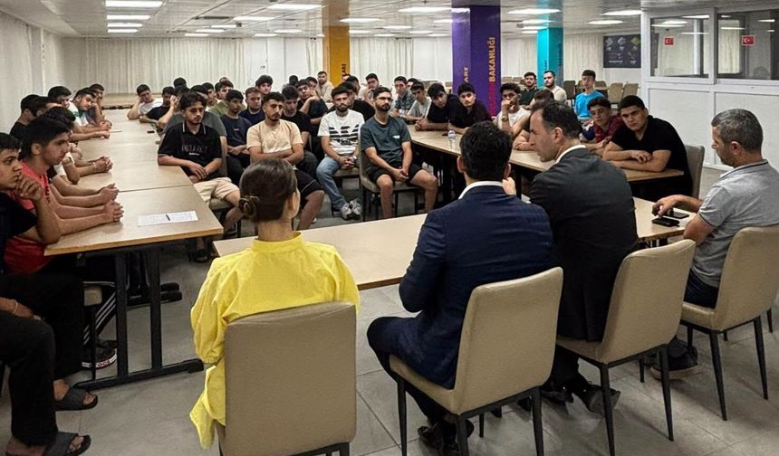 Öz, üniversiteli gençlerle bir araya gelerek beklenti ve talepleri dinledi
