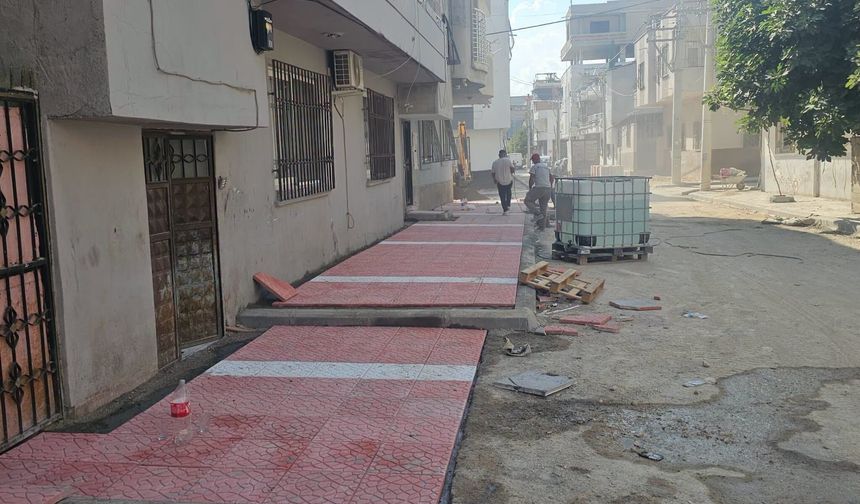 Akdeniz’de Yeşilçimen Mahallesi’nin kaldırımları yenileniyor