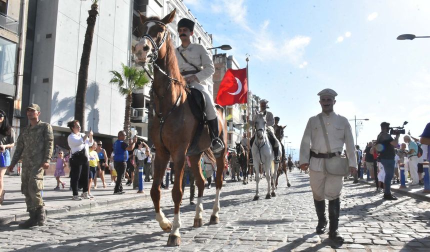İzmir’in kurtuluş günü “Zafer Yürüyüşü” ile başladı