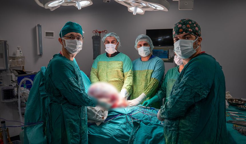 15 kiloluk kitle ameliyatla çıkarıldı