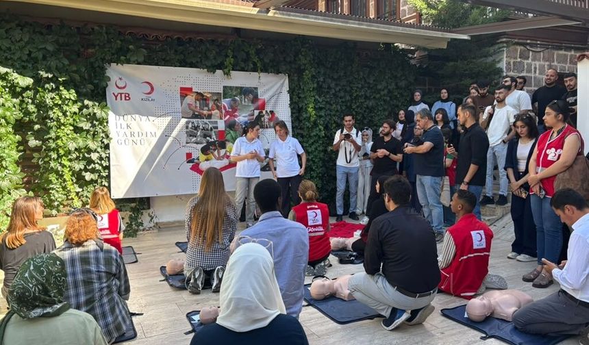 Uluslararası öğrencilere ilk yardım eğitimi