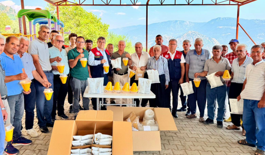 Erdemli’de şeftali üreticilerine Akdeniz Meyve Sineği desteği