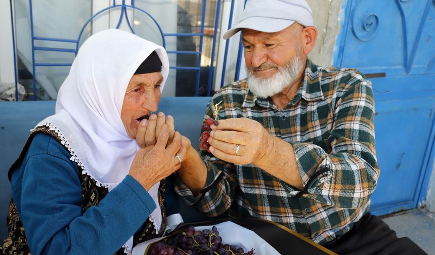 58 yıllık eşine her doğum gününde üzüm hediye ediyor