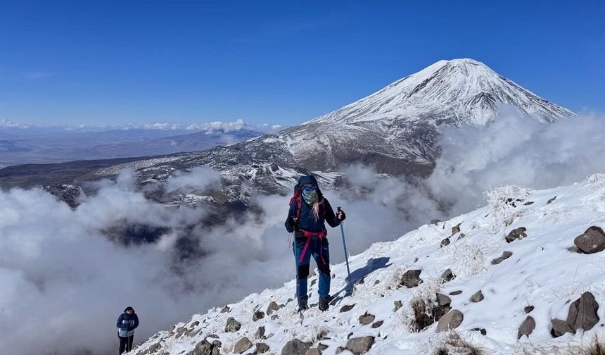 Dağcılar, Büyük Ağrı’nın eşsiz manzarasını izledi