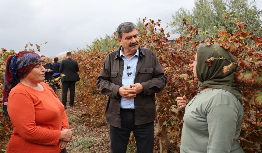 Kadın çiftçiler tarlada Başkan Yıldız’ı ağırladı