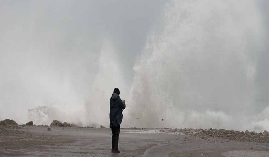 Karadeniz’in hırçın dalgaları 6 metreye ulaştı