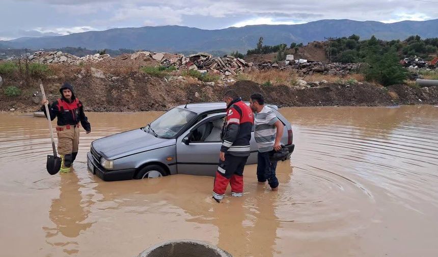 Sağanakta otomobilde mahsur kalan öğrencileri itfaiye kurtardı